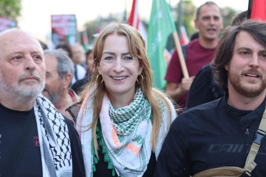 H Κλερ Ντέιλι στη μαζική πορεία υπέρ του παλαιστινιακού λαού